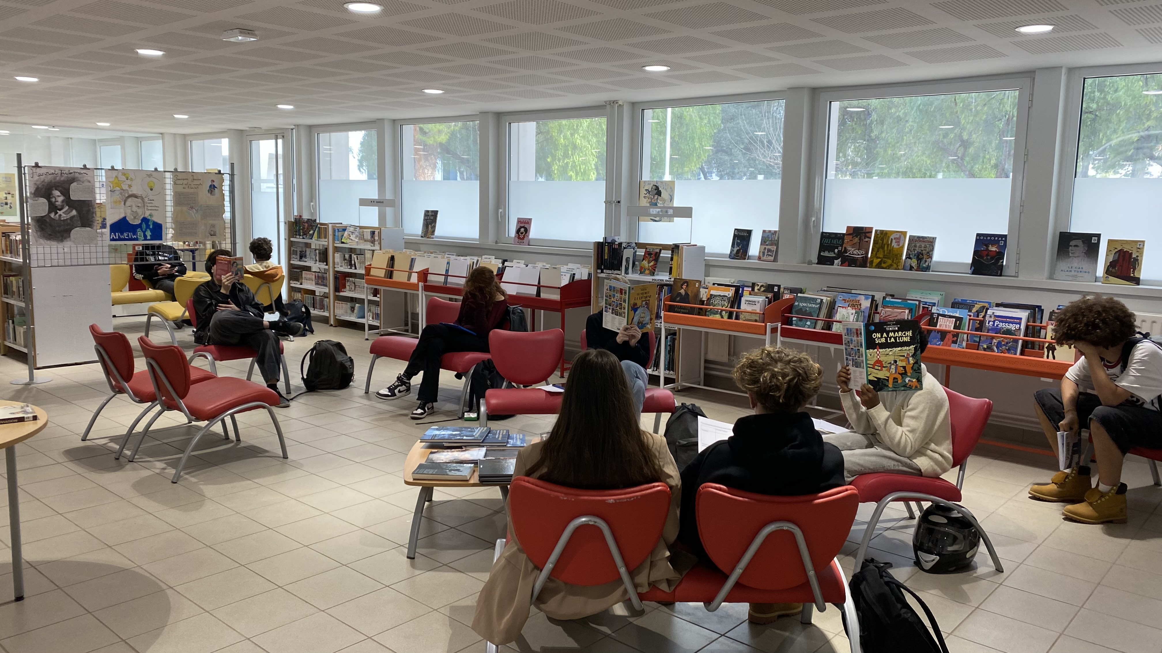 CDI espace lecture avec élèves